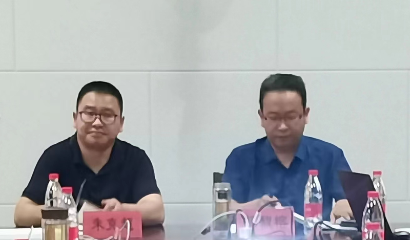 经济与管理学院院长杨馥榕主持会议