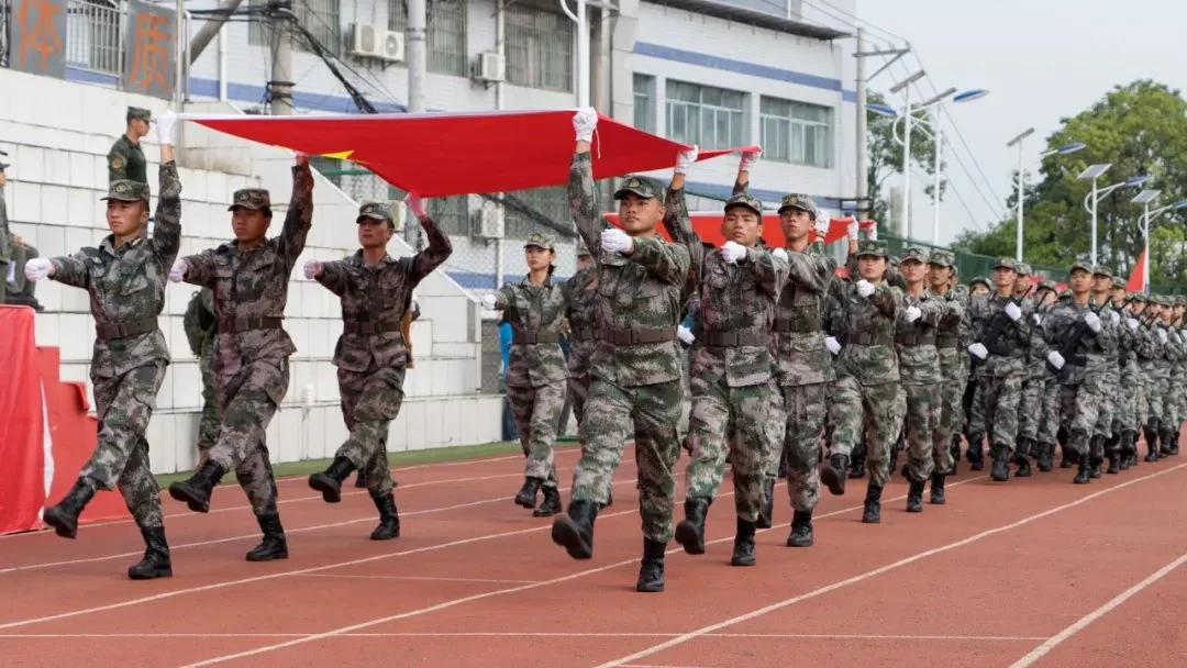 飒爽英姿，青春启航｜伟德顺利举行2023级新生军训汇报暨表彰大会
