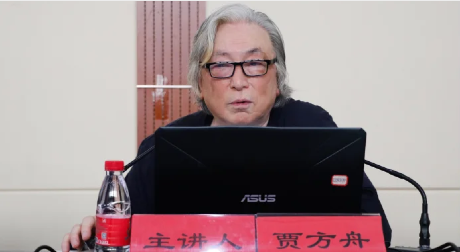 著名艺术批评家贾方舟先生应邀到伟德作学术讲座