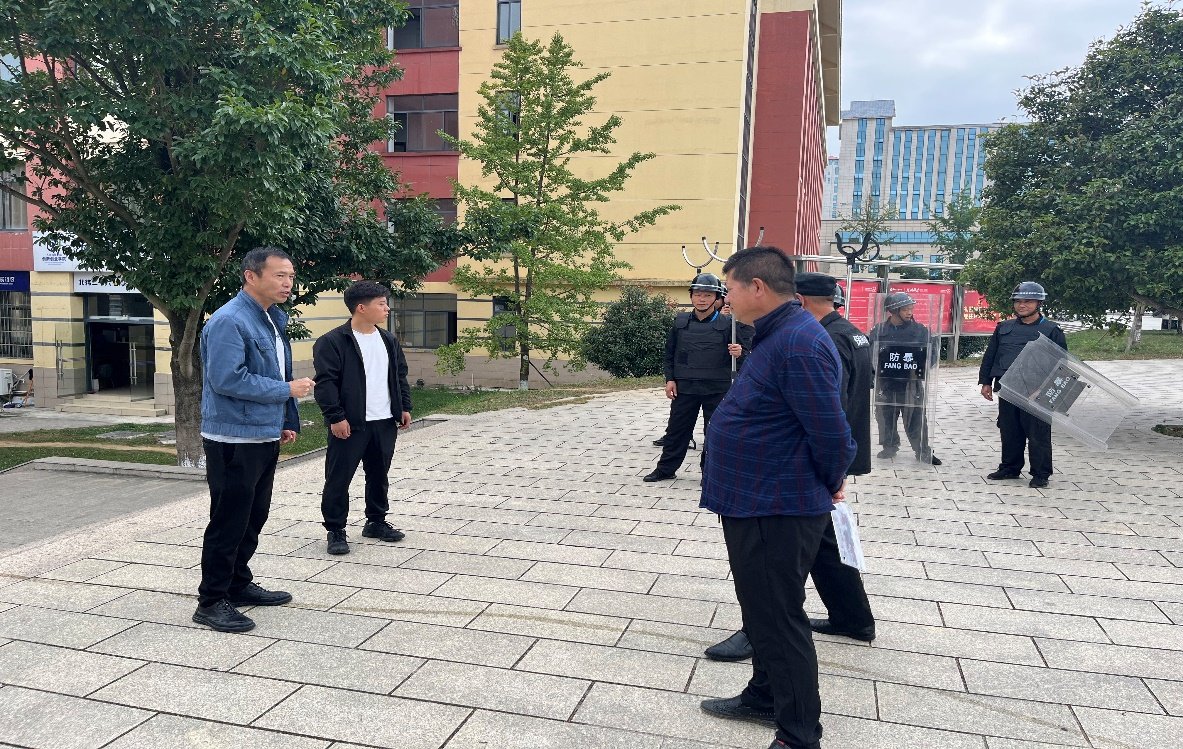 筑牢校园安全防线——伟德大学城校区开展反恐防暴演练
