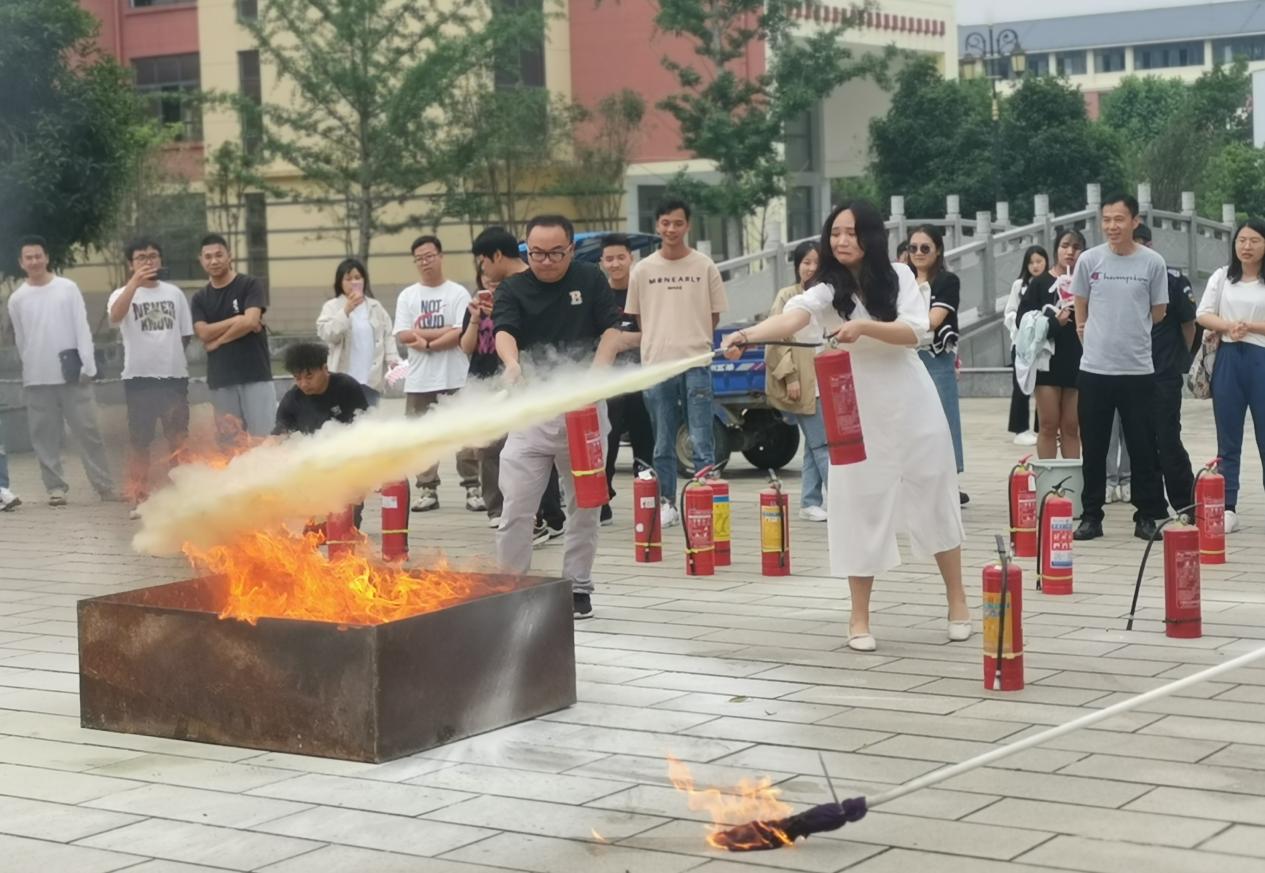 关注消防，生命至上——伟德大学城校区开展消防安全知识培训讲座及消防演练活动
