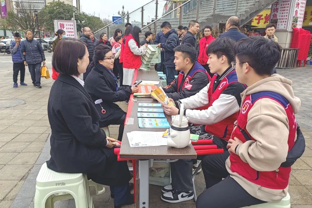 法学院党总支开展“法治社会我争先 学法用法保权益”普法志愿活动