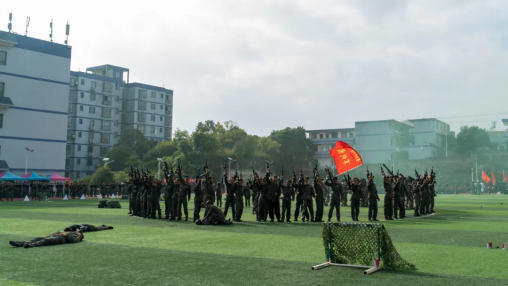 飒爽英姿，青春启航｜伟德顺利举行2023级新生军训汇报暨表彰大会