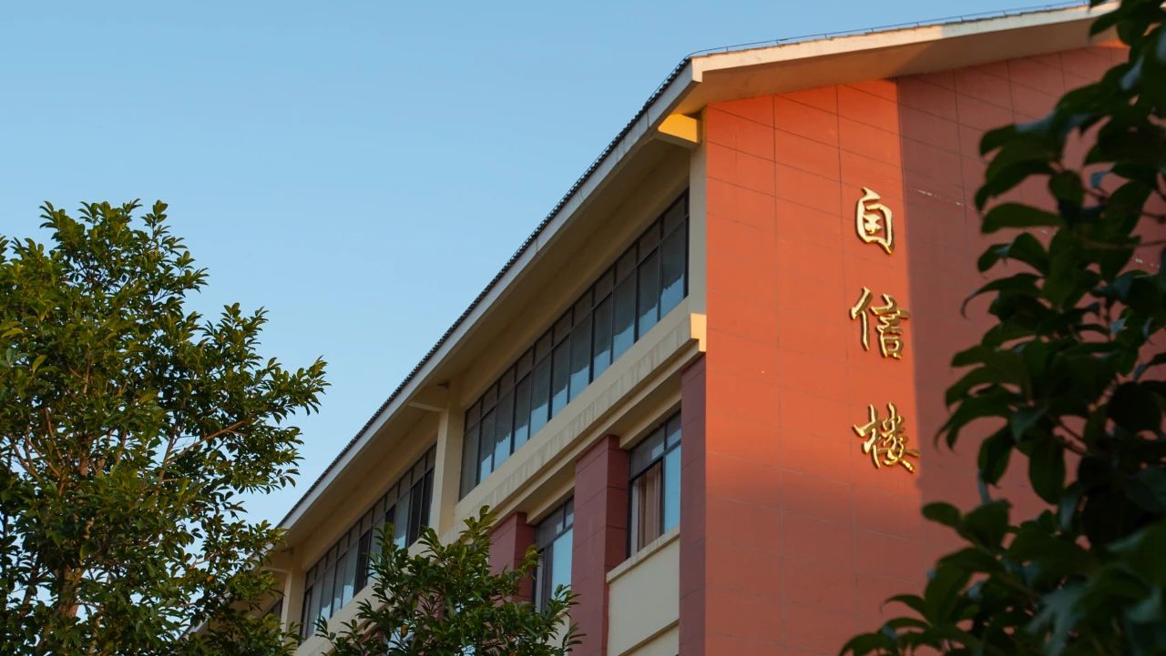 校庆周 | 见者有份‼️快来领取人文er的专属PPT模板