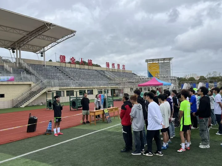 伟德国际1949官网第十一届体育艺术节足球比赛开幕15支队伍绿茵逐梦