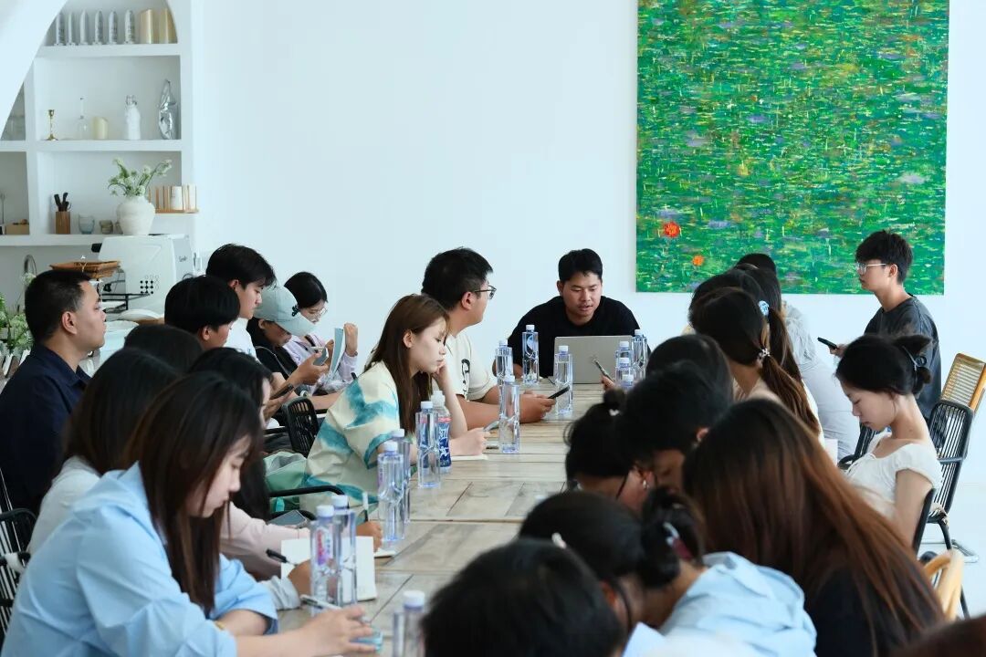 刘侨金为学生讲解.JPG 刘侨金为学生讲解.JPG