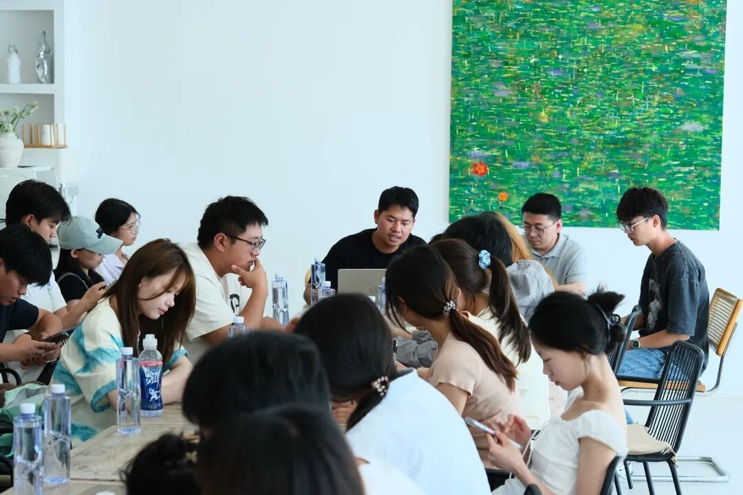 刘侨金为学生讲解2.JPG 刘侨金为学生讲解2.JPG
