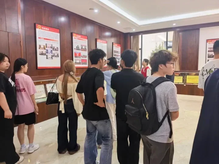 溯源校史厚植情怀，体艺学子聚力评建 ——体育与艺术学院组织2025级学生参观校史馆