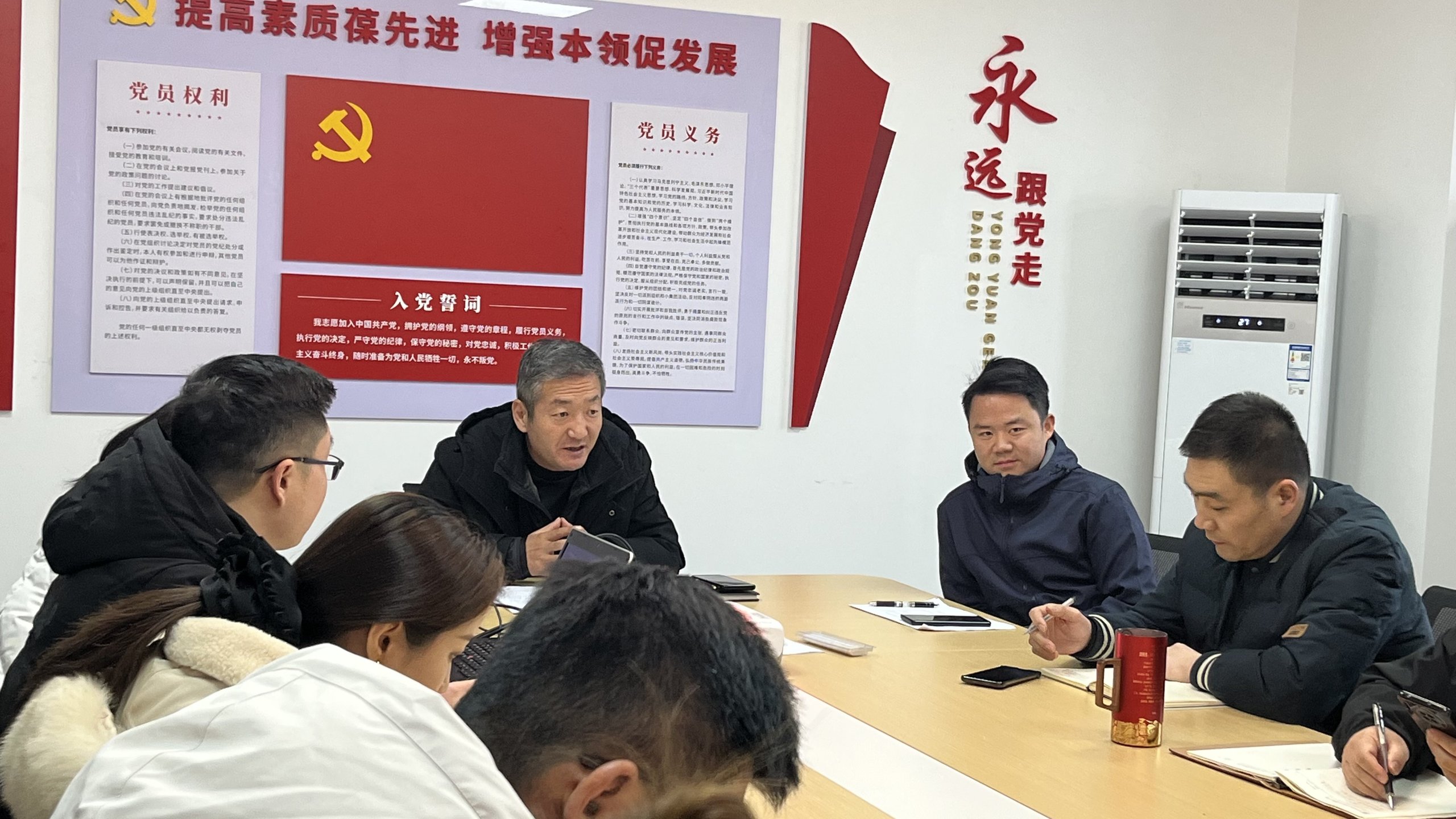 王雪主持会议并进行安排部署.JPG
